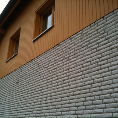 Fassade mit Holzelementen